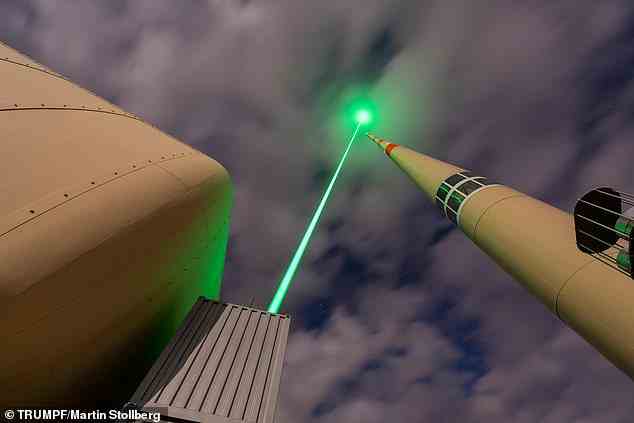 Wissenschaftler feuerten 1.000 Laserlichtimpulse pro Sekunde von einer 26 Fuß langen Maschine mit einem Gewicht von mehr als drei Tonnen ab und schickten die Strahlen in die Atmosphäre über einem Turm in der Schweiz, der etwa 100 Mal pro Jahr von Blitzen getroffen wird