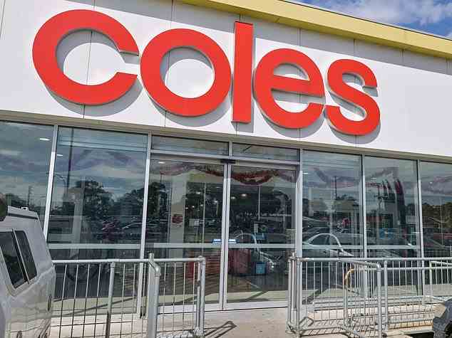 Coles und Woolworths kündigten beide Einsparungen bei 300 ihrer wichtigsten Haushaltsartikel an