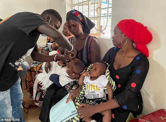 Ein Gesundheitspersonal verabreicht einem Kind im Bundung Maternal and Child Health Hospital in Bundung, Gambia, am 30. August 2022 einen Impfstoff. Gambia ist eines der 45 Länder mit niedrigem Einkommen, die von einem erweiterten Zugang zu patentfreien Medikamenten und Impfstoffen von Pfizer profitieren werden