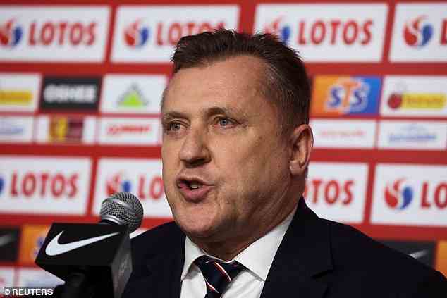 Der Chef des polnischen Fußballverbands, Cezary Kulesza, sagte der Presse, man wolle nur einen Manager mit Erfahrung im internationalen Fußball ernennen, um Michniewicz zu ersetzen