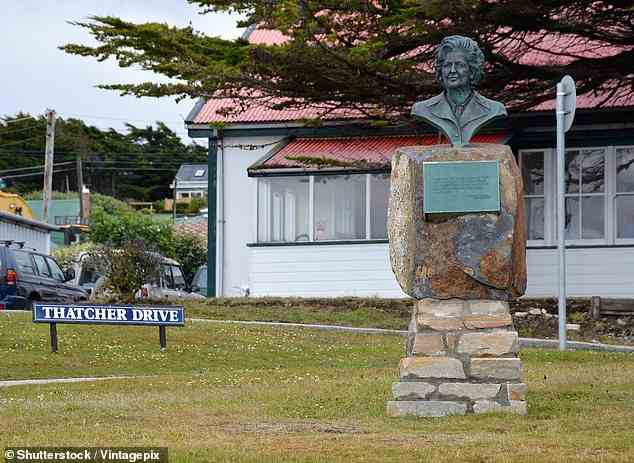 Oben ist die Statue des Archipels von Margaret Thatcher, die als Premierministerin die Task Force befahl, die Inseln zu befreien