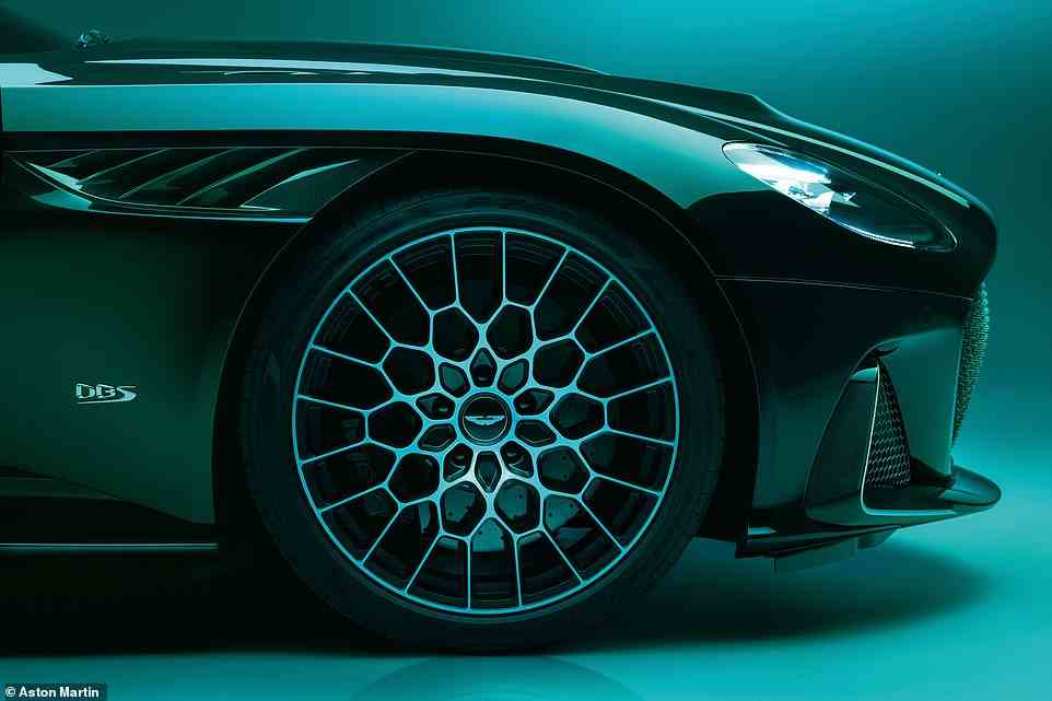 Während es das gleiche Carbon-Keramik-Bremsen-Setup hat, hat es exklusive 21-Zoll-Räder, die angeblich vom Valkyrie-Hypercar inspiriert sind und ein „Schmuck-Erscheinungsbild“ haben