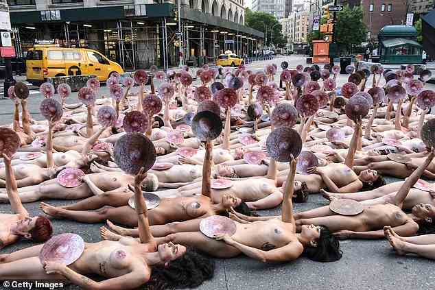 Im Jahr 2020 stürmten Demonstranten die Facebook-Zentrale in New York City – alle nackt und mit Bildern von vergrößerten Brustwarzen
