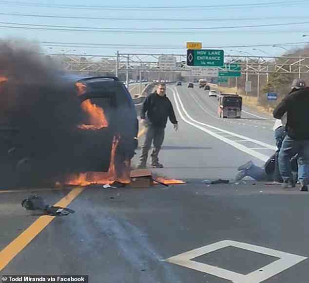Eine Gruppe barmherziger Samariter schritt ein, um der Frau zu helfen, als ihr Auto brannte