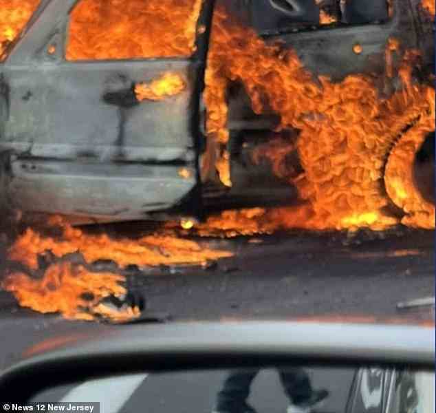 Das Auto der Frau fing Feuer, nachdem es den Mittelstreifen berührte und sich überschlug
