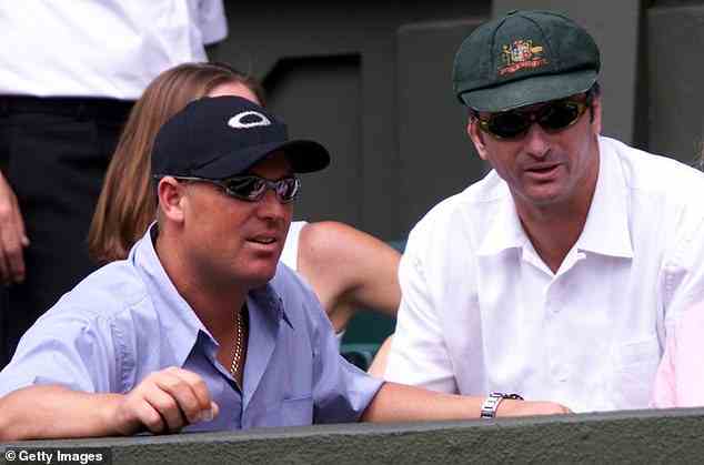 Fleming, der verstorbene Shane Warne (Bild links) und Mark Waugh weigerten sich, der Anweisung von Steve Waugh (rechts) zu folgen, die weite grüne Kappe zum Wimbledon-Finale der Männer im Jahr 2001 mit seinem Landsmann Pat Rafter zu tragen