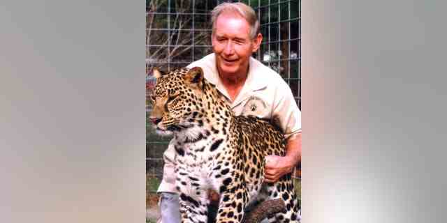 Don Lewis, der zweite Ehemann der Großkatzenretterin Carole Baskin, abgebildet mit einem Leoparden.