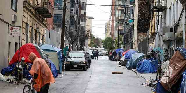Obdachlose Zelte und obdachlose Menschen werden am 13. Januar 2023 an einem regnerischen Tag in San Francisco von der Polk Street in der Nähe des Rathauses gesehen, als atmosphärische Flussstürme Kalifornien, Vereinigte Staaten, trafen. 