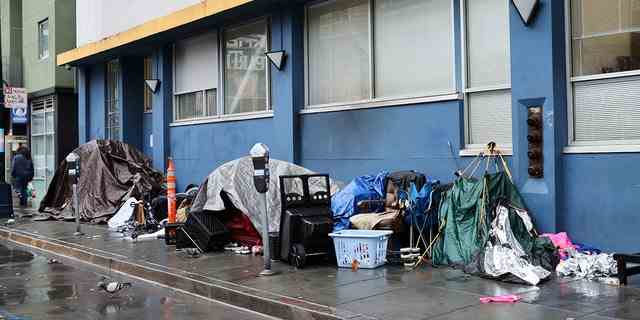 Obdachlose Zelte werden am 13. Januar 2023 in der Nähe des Tenderloin District an einem regnerischen Tag in San Francisco gesehen, als atmosphärische Flussstürme Kalifornien, USA, trafen. 