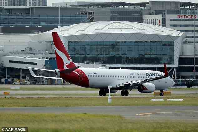 QF144 landet in Sydney, nachdem während des Fluges Triebwerksprobleme aufgetreten sind, was einen Notruf auslöst