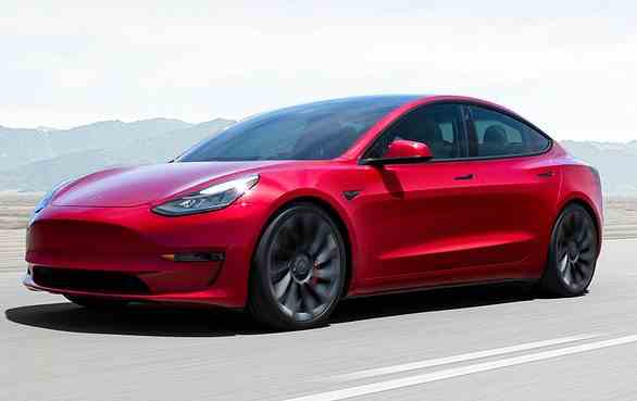 2. Tesla Model 3 (19.071): Die Preise von Teslas Zweitplatziertem wurden im Jahr 2023 ebenfalls auf 42.990 £ gesenkt, kurz nach einer großen Lieferung von Neuwagen