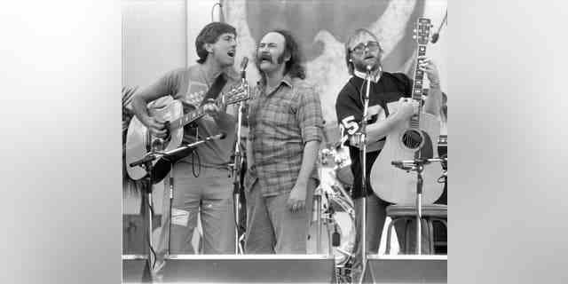 Die Musiker gründeten das Folk-Rock-Trio Crosby, Stills &  Nash und später Crosby, Stills, Nash &  Young, nachdem Neil Young der Gruppe beigetreten ist.