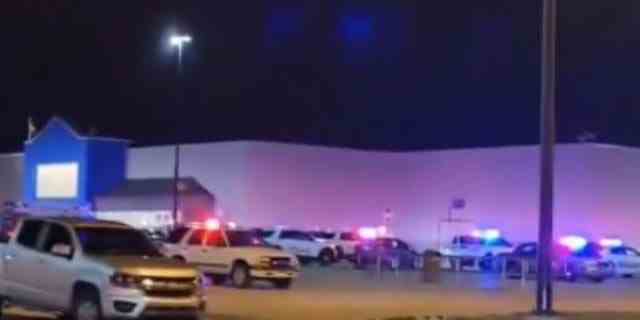 Polizeiautos vor einem Walmart in Indiana gesehen.  Mindestens eine Person wurde von dem Schützen angeschossen und verletzt, teilte die Polizei von Evansville mit.