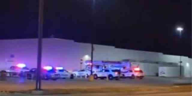 Die Polizei von Evansville sagte, der Verdächtige sei erschossen worden, nachdem er das Feuer auf Beamte in einem Walmart-Geschäft eröffnet hatte.