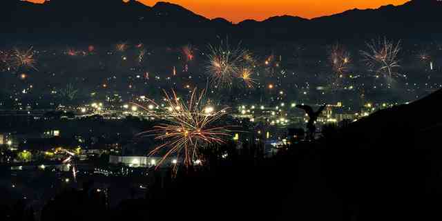 Feuerwerk über North Hollywood, gesehen von Burbank am Samstag, den 4. Juli 2020 in Burbank, CA. 