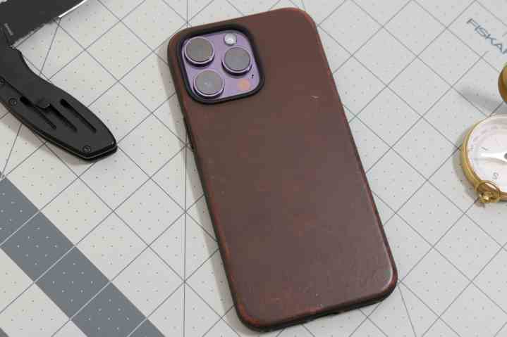 Nomad's Modern Leather Case auf einem iPhone 14 Pro Max.