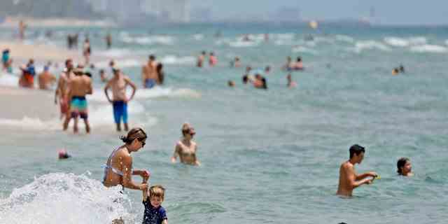 Strandbesucher werden am 14. Juli 2022 am Strand von Fort Lauderdale in Florida gezeigt. 