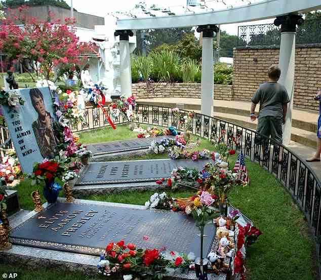 „Der Hinterhof von Graceland ist im Grunde ein Friedhof“, sagte Lisa Marie dem Playboy im Jahr 2003. Sie ist jetzt neben ihrem Vater, ihren Großeltern und ihrem Sohn begraben