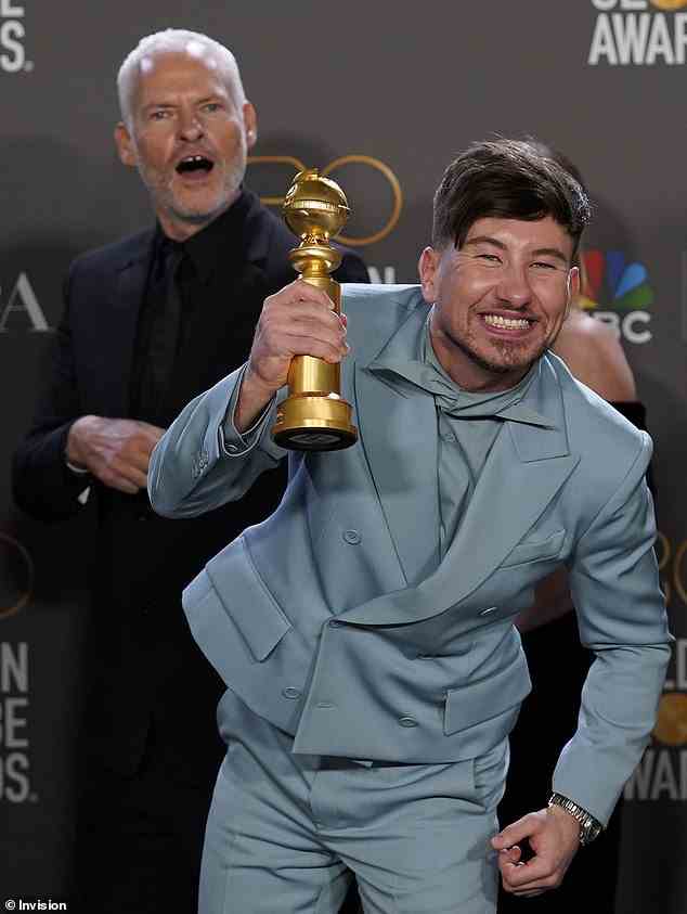 Barry Keoghan posiert im Presseraum mit dem Preis für den besten Film, das beste Musical oder die beste Komödie für "Die Todesfeen von Inisherin" bei den 80. jährlichen Golden Globe Awards im Beverly Hilton Hotel