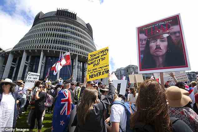 Herr Hipkins verwaltete Neuseelands Covid-19-Reaktion zu einer Zeit, als viele Kiwis gegen die belastenden Beschränkungen des Landes protestierten