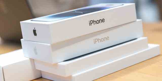 Das Apple iPhone 14 Pro Max wird am Freitag, den 16. September 2022 im Geschäft des Unternehmens in der Fifth Avenue in New York zum Verkauf angeboten. 