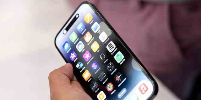 Ein Mitarbeiter von Apple hält eines der neuen iPhone Pros während einer Einführungsveranstaltung für neue Produkte im Apple Park in Cupertino, Kalifornien, am 7. September 2022.