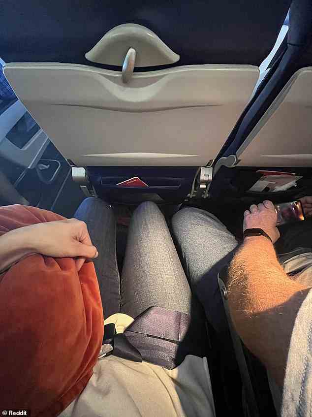 Eine Reddit-Benutzerin namens Emily Kauai hat viele Leute im Internet gespalten, nachdem sie ein Foto von sich geteilt hat, auf dem sie komplett auf ihrem Sitz gequetscht ist, weil der Mann, der neben ihr sitzt, seine Beine gespreizt hat