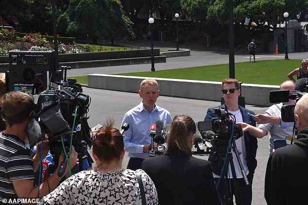 Herr Hipkins sprach am Samstag auf den Stufen des Parlamentsgebäudes in Wellington mit den Medien