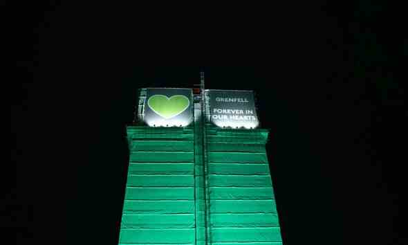 Londoner Sehenswürdigkeiten werden zum Jahrestag des Brandes von Grenfell grün beleuchtet