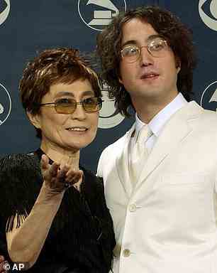 Sean Lennon (rechts im Bild mit seiner Mutter Yoko Ono) sieht genauso aus wie sein verstorbener Vater John Lennon (links mit Yoko im Jahr 1980)