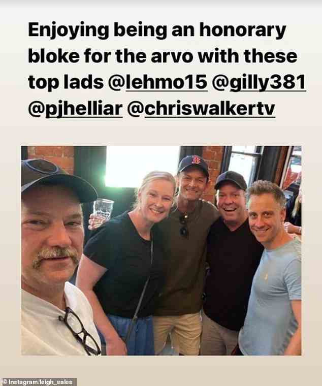 Leigh posierte neben Chris auf einem Foto, das anscheinend während eines Ausflugs in einem Pub mit Chris, Peter, dem Komiker Anthony Lehmann und dem Cricketspieler Adam Gilchrist aufgenommen wurde.  Alle abgebildet