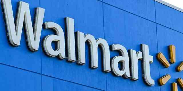 Das Walmart-Logo ist am 15. August 2022 vor einem Walmart-Geschäft in Burbank, Kalifornien, zu sehen. 