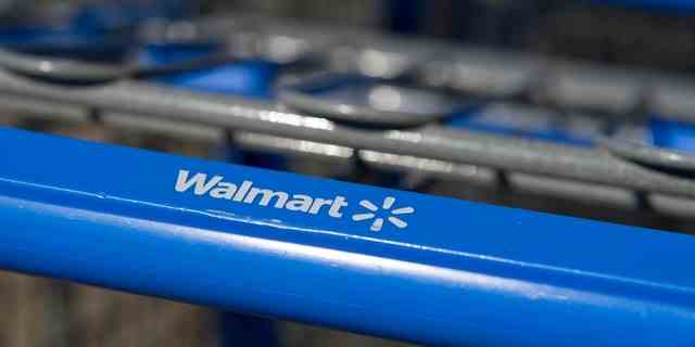 Das Logo von Walmart Stores Inc. ist am 16. Februar 2012 auf einem Einkaufswagen zu sehen, der vor einem Ort im American Canyon, Kalifornien, steht. 