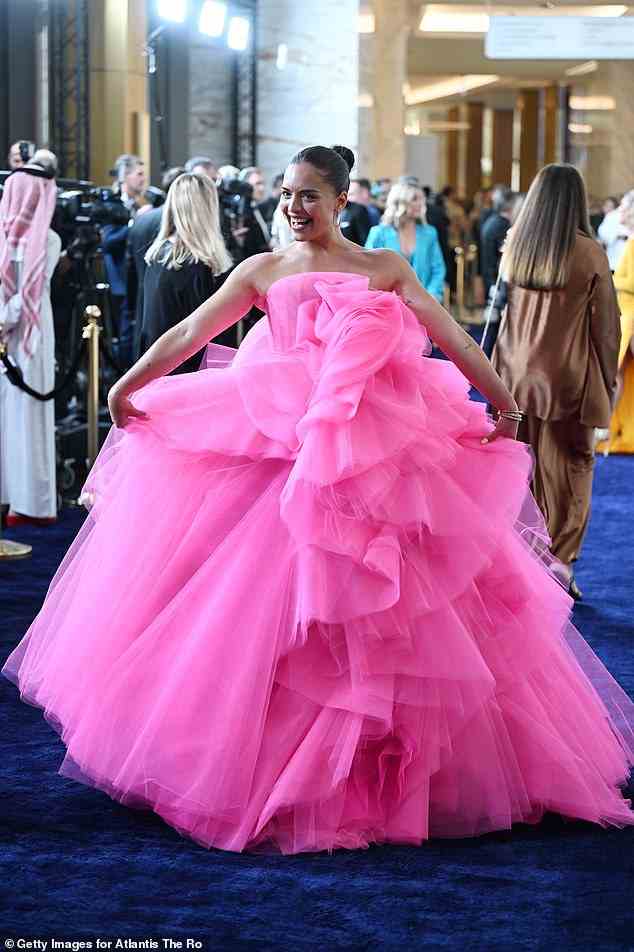 Die frisch verheiratete Schauspielerin Olympia Bellchambers betäubte derweil in einem voluminösen rosa Tüllkleid