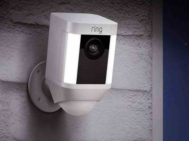 Außen installierte Ring Spotlight Cam.