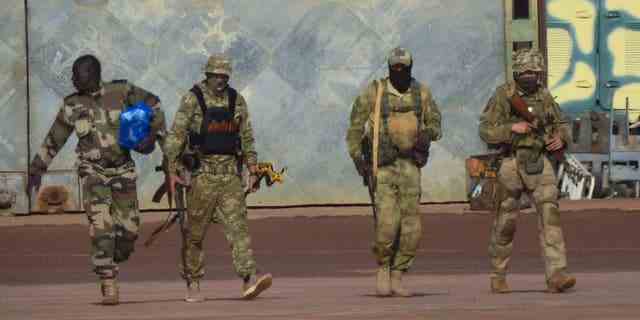 Dieses undatierte Foto, das vom französischen Militär verteilt wurde, zeigt rechts drei russische Söldner im Norden Malis.