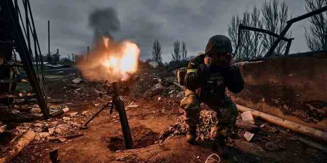 Ein ukrainischer Soldat feuert am 10. November 2022 einen Mörser auf russische Stellungen in Bachmut, Gebiet Donezk, Ukraine.  