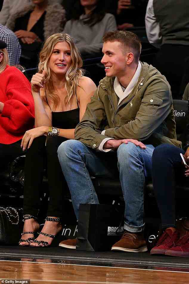Bouchard nimmt am 15. Februar 2017 mit ihrem Twitter-Date John Goehrke an einem Spiel der Brooklyn Nets im Barclays Center teil