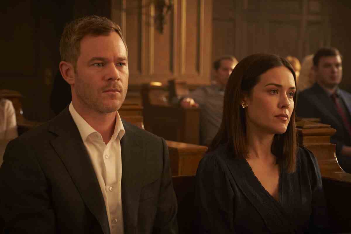 In einer Szene aus der Serie sitzen zwei Personen in einem Gerichtssaal "Beschuldigt."