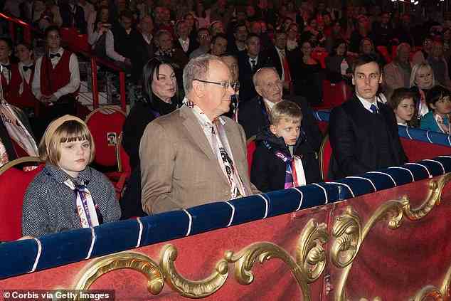 Die Familie vor der Aufführung in der königlichen Loge.  Prinzessin Charlene war beim Familienausflug merklich abwesend