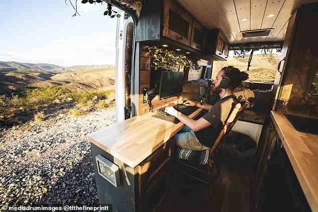 Der begeisterte Gamer, 28, lebt netzunabhängig in dem solarbetriebenen Gaming-Van, den er für 38.000 Dollar kaufte, bevor er 15.000 Dollar für die Renovierung ausgab