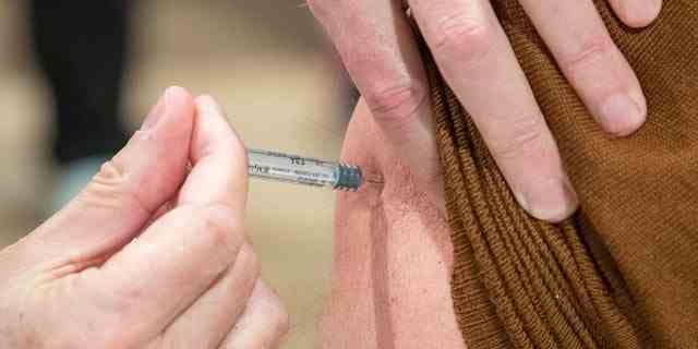 Ein Patient erhält während einer Impfkampagne gegen die Grippe eine Impfdosis.