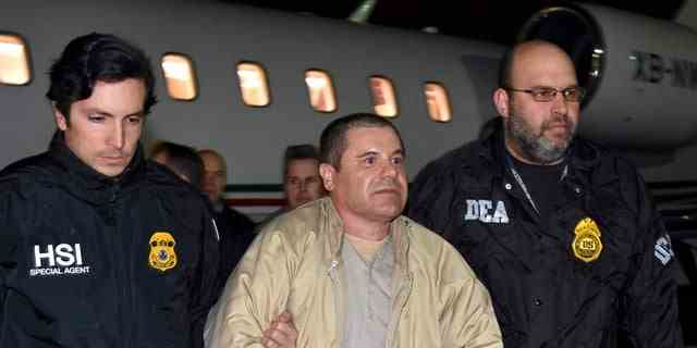 Behörden eskortieren den mexikanischen Drogenboss Joaquin "El Chapo" Guzman, Mitte, aus einem Flugzeug in Ronkonkoma, NY  