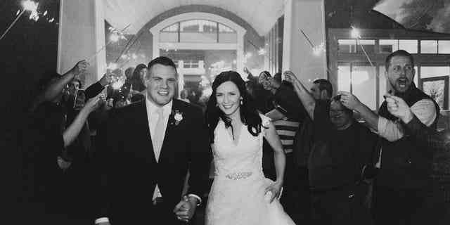 Kirsten und Jared Bridegan werden bei ihrer Hochzeit im Jahr 2017 gezeigt. Jared Bridegan wurde am 16. Februar 2022 in einem gehobenen Vorort von Florida niedergeschossen.