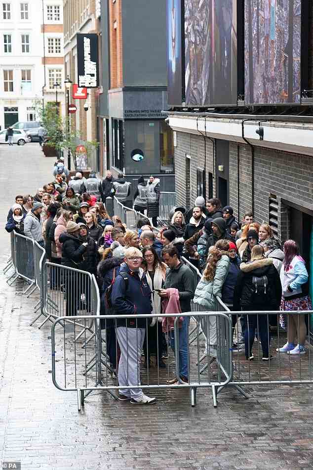Patient: Eine Menge Fans standen früh im Londoner Stadtteil Soho an, um Tickets für die Auditions zu bekommen