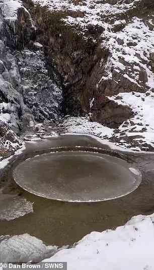 Die kreisförmige Eisschicht ist in einer Schlucht auf dem Berg Beinn Bhuidhe zu sehen, der südlich von Lochan Shira und nördlich von Achadunan liegt