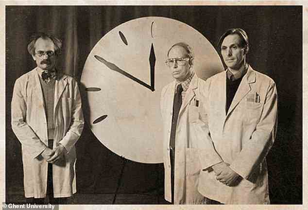 Die Uhr wurde von US-Wissenschaftlern gegründet, die am Manhattan-Projekt beteiligt waren, das während des Zweiten Weltkriegs zu den ersten Atomwaffen führte, und ist ein symbolischer Countdown, der darstellt, wie nahe die Menschheit an der Vollendung einer globalen Katastrophe ist.  Abgebildet ist die Enthüllung im Jahr 1947