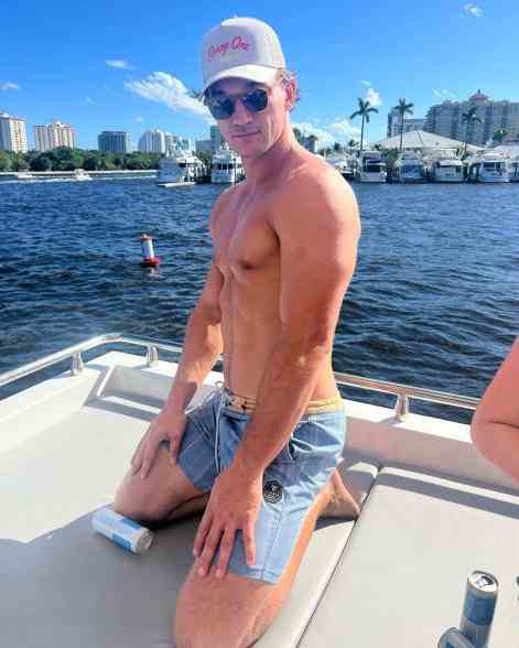 Nackter Oberkörper Tyler Cameron auf einem Boot.
