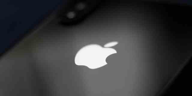 Das Apple-Logo ist auf diesem Illustrationsfoto, das am 1. Dezember 2020 in Polen aufgenommen wurde, auf einem Telefon zu sehen. 