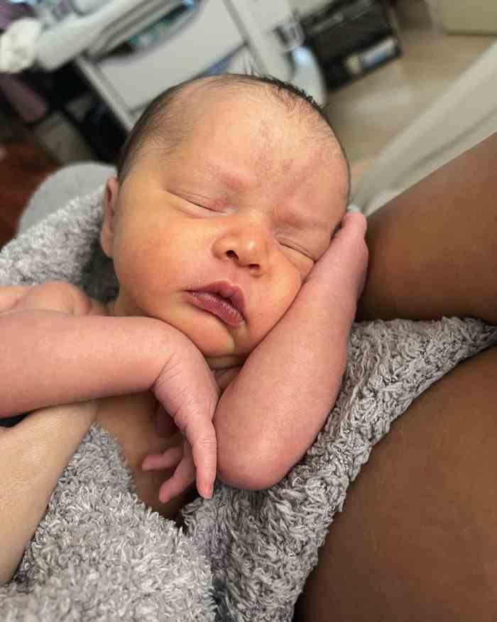 Chrissy Teigen teilt das erste Solo-Foto von ihr und John Legends neugeborener Tochter Esti- 